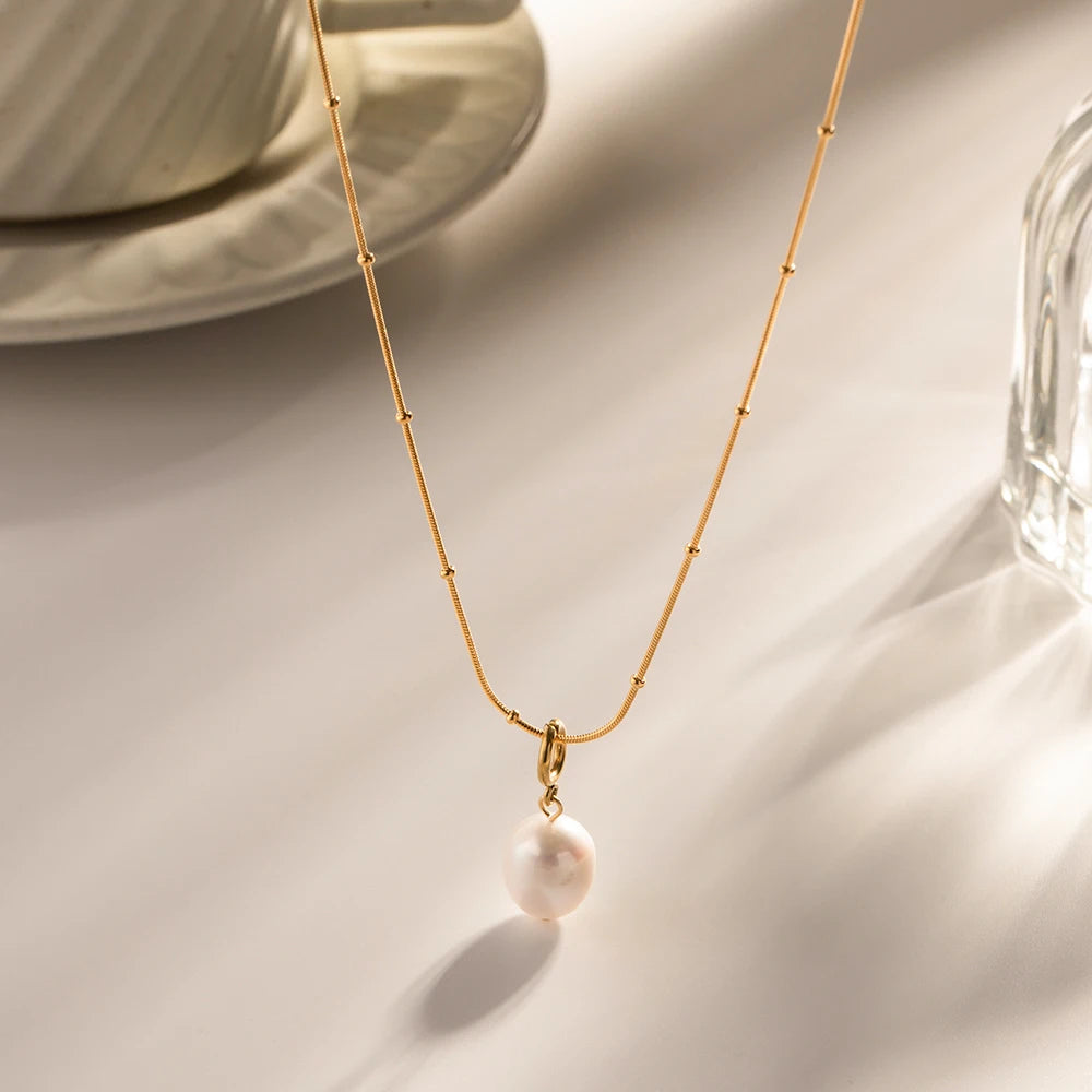Minimalist Bead Chain Pearl Necklace Centerpiece