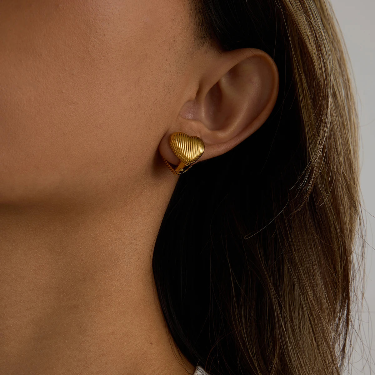 Heart & Oval-shaped Seashells Stud Earrings